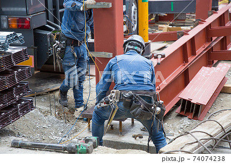 鉄骨を組み上げる建築現場 74074238