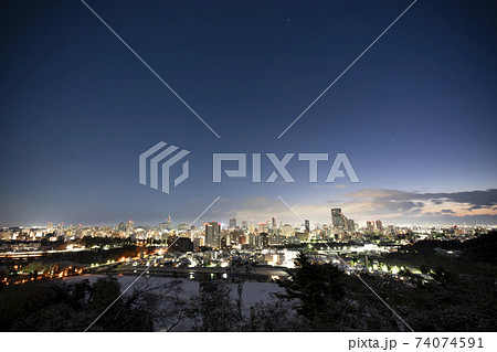 夜明け直前の青葉城址からみた仙台市街の夜景 冬 宮城県仙台市 夜明け直前の青葉城址からみた仙台市街の夜景 冬 宮城県仙台市 74074591