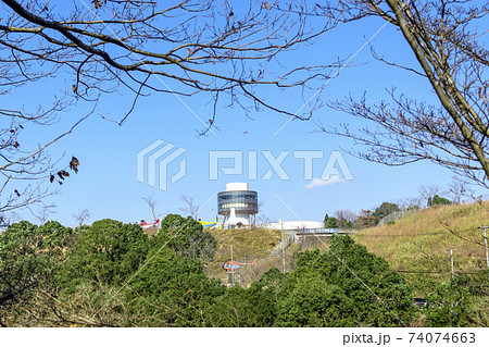水辺の里から航空科学博物館をのぞむ 74074663