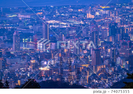《兵庫県》日本三大夜景・掬星台から望む神戸中心街《夜明け》 74075355