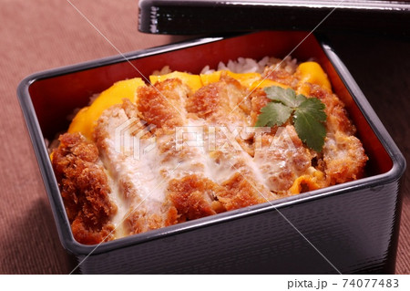 かつ重　かつ丼　とんかつを煮て卵とじ 74077483