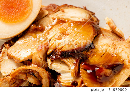 鶏チャーシュー・煮卵添え。 鶏チャーシュー・煮卵添え。 74079000