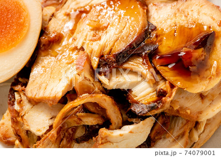 鶏チャーシュー･煮卵添え。 74079001