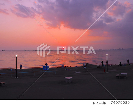 鳴尾浜海釣り公園から神戸空港に沈む夕陽を展望の写真素材