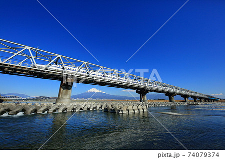 富士川を渡る新幹線と富士山 74079374