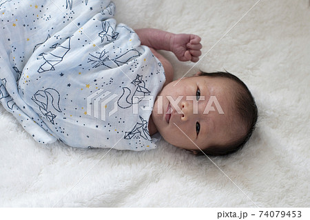 生後二週間の赤ちゃん 人物 男性 新生児 誕生 赤ちゃん ニューボーンフォトの写真素材