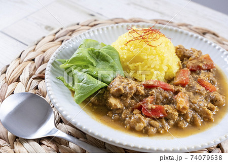 白いお皿に盛られたキーマカレーとターメリックライスの写真素材