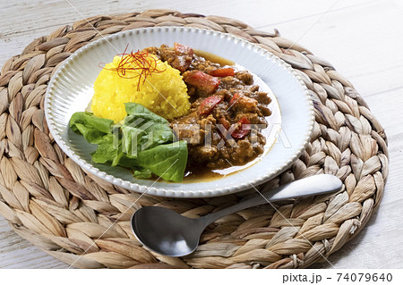 白いお皿に盛られたキーマカレーとターメリックライスの写真素材