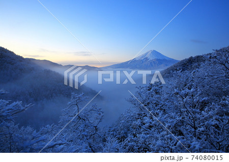樹氷と雲海の間から眺める富士山 74080015