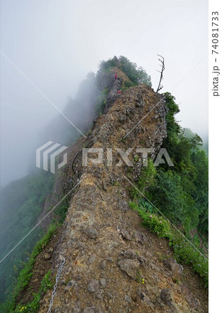 霧に包まれる戸隠山の蟻の塔渡り 霧に包まれる戸隠山の蟻の塔渡り 74081733
