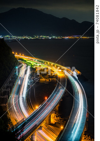 薩埵峠から見る夜間の東名高速道路と国道1号線 74081842