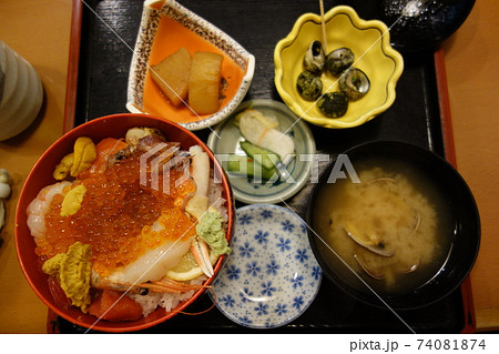 海鮮丼 うに えび いくら いか の味噌汁付き定食の写真素材