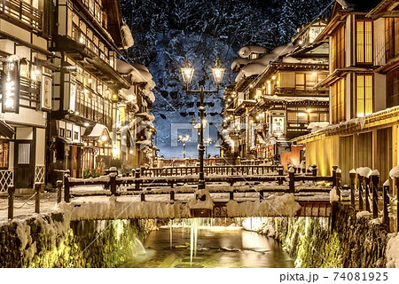 雪化粧された冬山形の銀山温泉 74081925