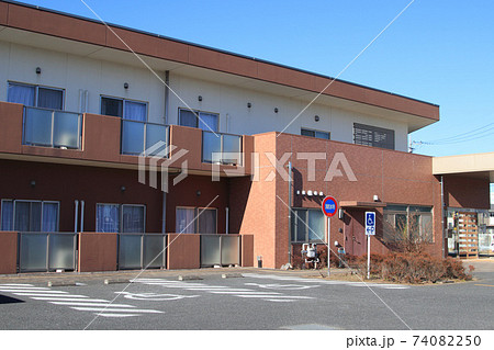 高齢者向け住宅とデイサービス 74082250