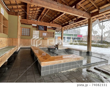 福島県の磐梯熱海の駅前の足湯 福島県の磐梯熱海の駅前の足湯 74082331