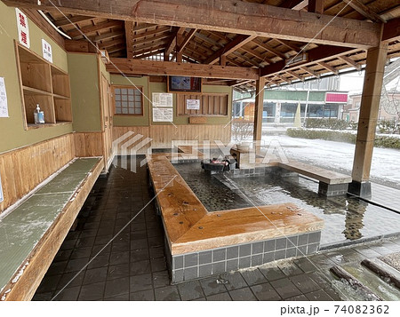 福島県の磐梯熱海の駅前の足湯 74082362