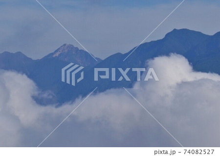 櫛形山北岳展望デッキからの甲斐駒ヶ岳と高峰 74082527