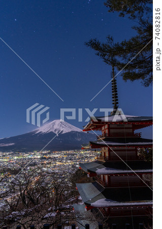 山梨県富士吉田市の街並みの夜景と世界遺産富士山と忠霊塔 山梨県富士吉田市の街並みの夜景と世界遺産富士山と忠霊塔 74082816