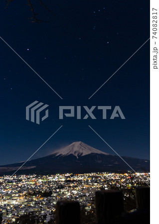 山梨県富士吉田市の街並みの夜景と世界遺産富士山と忠霊塔 74082817