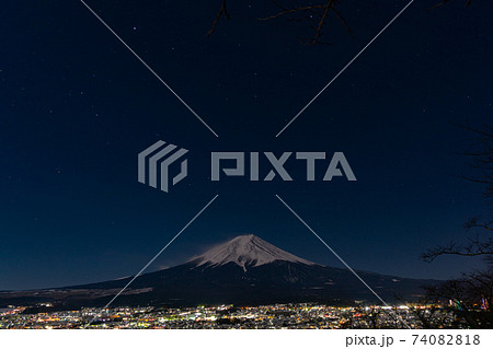 山梨県富士吉田市の街並みの夜景と世界遺産富士山と忠霊塔 山梨県富士吉田市の街並みの夜景と世界遺産富士山と忠霊塔 74082818