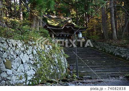 大神山神社へと続く石畳の参道と逆門の写真素材 7408