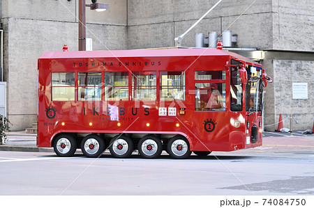 日本の東京都市景観　豊島都税事務所（東京都豊島合同庁舎）前のイケバス 74084750