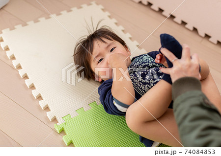 男児のオムツ交換 74084853