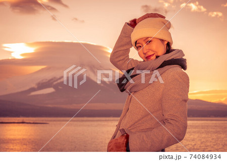 山中湖平野の浜から夕焼けの富士山を満喫する女性 山中湖平野の浜から夕焼けの富士山を満喫する女性 74084934
