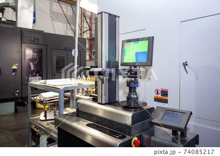 Laser device for setting up tools outside the machine with a TFT monitor . Metalworking shop Laser device for setting up tools outside the machine with a TFT monitor . Metalworking shop 74085217