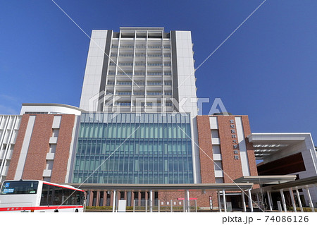 愛知医科大学病院の正面と名鉄バス（病院　愛知県 長久手市） 74086126