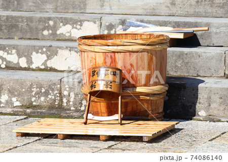 124年ぶり・節分会、役僧の水行が披露 124年ぶり・節分会、役僧の水行が披露 74086140