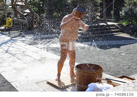 124年ぶり・節分会、役僧の水行が披露 74086150