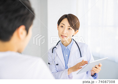 男性患者を診察する医師 74087308