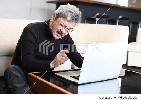 パソコンの前で悩む高齢者(シニア)の男性 パソコンの前で悩む高齢者(シニア)の男性 74088505
