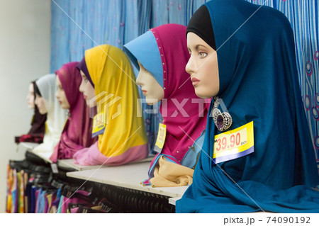 the traditional Muslim clothes in shop 74090192