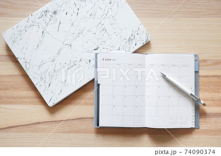 大理石柄のパソコンとスケジュール帳, 大理石柄のパソコンとスケジュール帳, 74090374