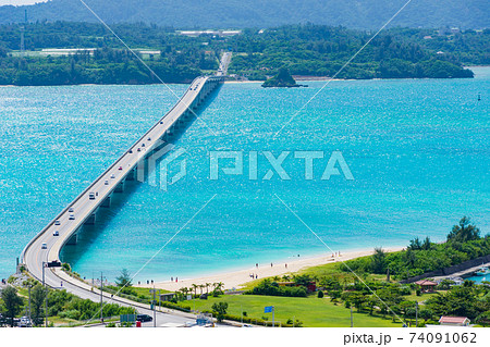 展望台から見たエメラルドグリーンの海と長い橋 沖縄県古宇利島 展望台から見たエメラルドグリーンの海と長い橋 沖縄県古宇利島 74091062