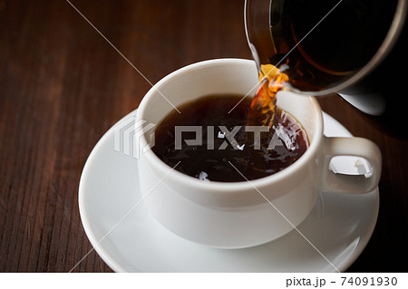 カップにコーヒーを注ぐ 74091930