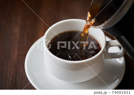 カップにコーヒーを注ぐ 74091931