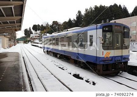 冬の穴水駅とNT200形車両（穴水駅） 74092274