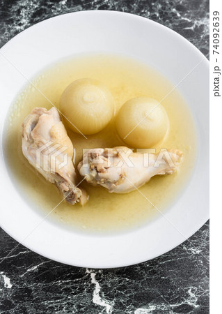 小玉葱と手羽元のスープ 74092639