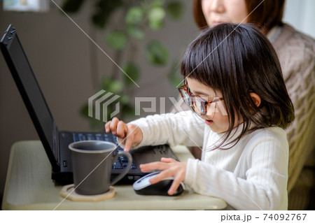 親子　オンライン学習　ノートパソコン 74092767