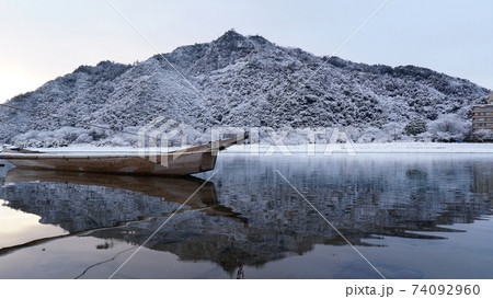 雪の日の長良川の日の出ころ 74092960