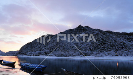 雪の日の長良川の日の出ころ 74092968