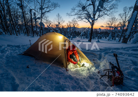 冬山 雪山 テント キャンプ 日の出 74093642