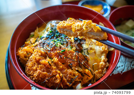 日本の丼もの　カツ丼　和食イメージ 74093799