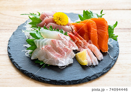 刺身の盛り合わせ 74094446