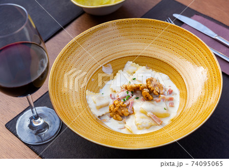 Raviolini pasta with goat cheese and walnuts Raviolini pasta with goat cheese and walnuts 74095065