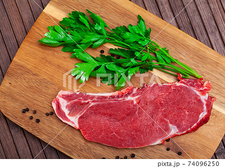 Piece of beef with peas of bitter pepper and parsley 74096250