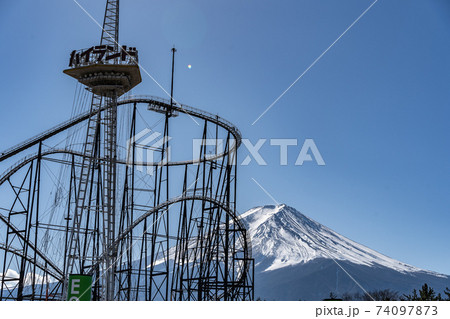 山梨県富士吉田市にある富士急ハイランドと富士山 74097873